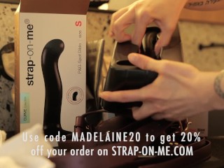 Un simple action ou v&eacute;rit&eacute; se termine en plan cul lesbienne avec un jouet Strap-on-Me